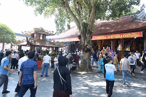 Đền Bảo Hà thu hút đông đảo người dân và du khách.