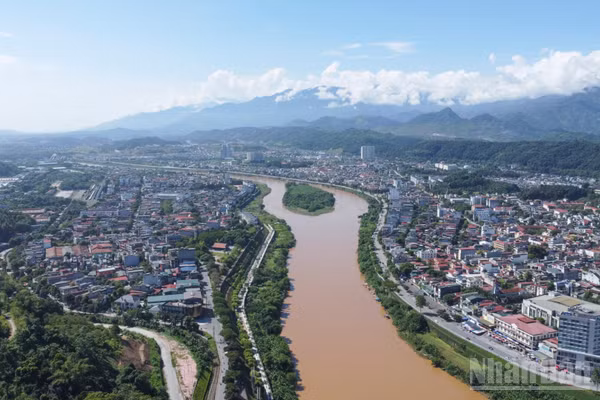 Dự án đầu tư xây dựng tuyến đường sắt Lào Cai-Hà Nội-Hải Phòng tạo động lực cho tỉnh Lào Cai phát triển. (Ảnh: CÔNG HẢI)