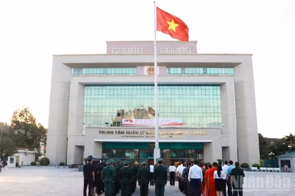 Trang nghiêm Lễ chào cờ kỷ niệm 81 năm Quốc khánh nước Cộng hòa xã hội chủ nghĩa Việt Nam (2/9/1945-2/9/2026) tại Cửa khẩu quốc tế Lào Cai. (Ảnh: CÔNG HẢI)