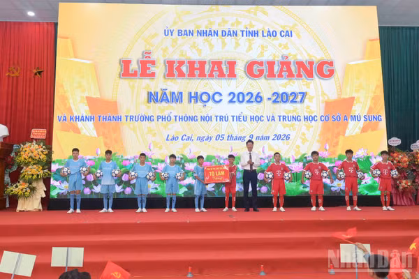 Đồng chí Nguyễn Thế Phước, Phó Bí thư Tỉnh ủy, Chủ tịch Ủy ban Mặt trận Tổ quốc Việt Nam tỉnh Lào Cai trao quà của Tổng Bí thư, Chủ tịch nước Tô Lâm gửi tặng các em học sinh. (Ảnh: CÔNG HẢI)