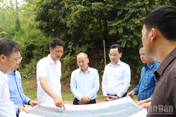 Lãnh đạo tỉnh Lào Cai kiểm tra các dự án tái định cư tại xã Bảo Hà. (Ảnh: CÔNG HẢI)