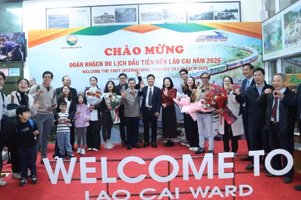 Lào Cai chào đón đoàn khách du lịch đầu tiên trong năm mới.
