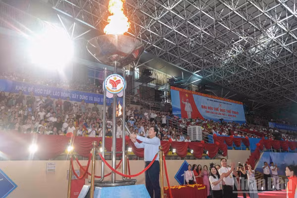 Đồng chí Dương Quốc Huy, Bí thư Tỉnh ủy Lào Cai thực hiện nghi thức thắp lửa, mở đầu cho hành trình tranh tài, cống hiến và chinh phục những đỉnh cao mới tại Đại hội Thể dục thể thao tỉnh Lào Cai lần thứ I, năm 2026. (Ảnh: CÔNG HẢI)