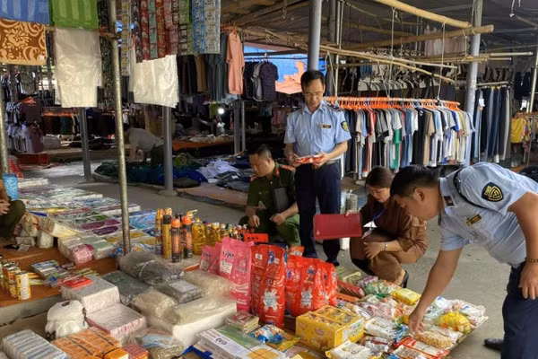 Lực lượng Quản lý thị trường tỉnh Lào Cai phát hiện và xử lý nhiều vụ vi phạm về hàng giả.