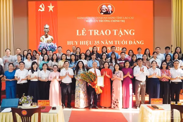 Đồng chí Hứa Tân Hưng, Hiệu trưởng Trường Chính trị tỉnh Lào Cai được trao Huy hiệu 35 năm tuổi Đảng. (Ảnh Trường Chính trị tỉnh Lào Cai cung cấp)