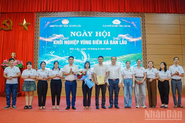 Lãnh đạo xã Bản Lầu tặng hoa chúc mừng tổ hợp tác, câu lạc bộ khởi nghiệp được thành lập. (Ảnh: TÂM THỜI)