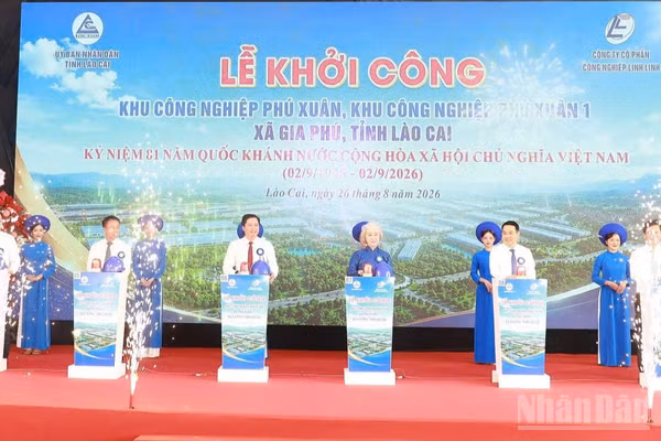 Các đại biểu thực hiện nghi thức khởi công Dự án đầu tư xây dựng và kinh doanh kết cấu hạ tầng khu công nghiệp Phú Xuân và Khu công nghiệp Phú Xuân 1. (Ảnh: TÂM THỜI)