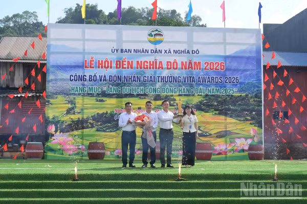 Lãnh đạo Sở Văn hóa, Thể thao và Du lịch tỉnh Lào Cai trao giải thưởng “Làng du lịch cộng đồng hàng đầu năm 2025” cho xã Nghĩa Đô. (Ảnh: CÔNG HẢI)