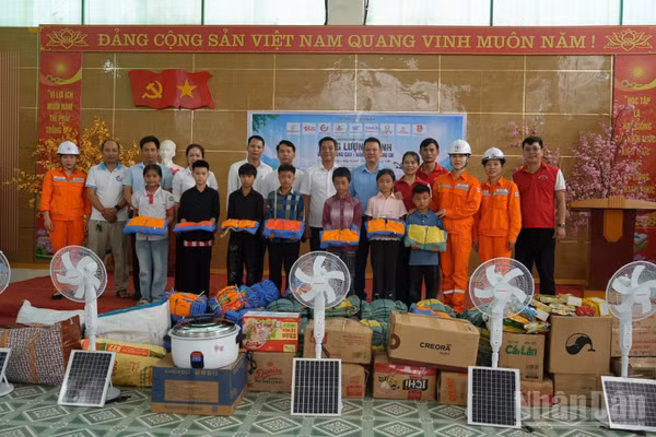 Đại diện Công ty Điện lực Lào Cai cùng chính quyền địa phương và các nhà tài trợ trao học bổng cho học sinh có hoàn cảnh khó khăn tại xã Nậm Xé. (Ảnh: Công ty Điện lực Lào Cai)