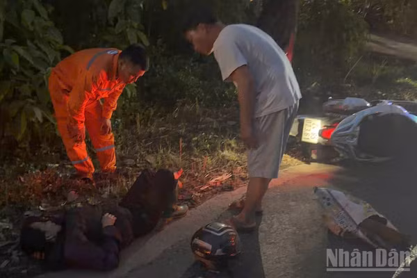 Nhân viên Điện lực Trấn Yên hỗ trợ các nạn nhân bị tai nạn giao thông. (Ảnh: Công ty Điện lực Lào Cai cung cấp)