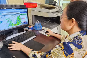 Cán bộ Đài khí tượng thủy văn Thanh Hóa tổng hợp, phân tích dữ liệu, cảnh báo thiên tai. (Ảnh: MAI LUẬN)