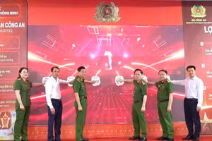 Các đại biểu thực hiện nghi thức ra mắt "Trạm Cảnh sát thông minh". (Ảnh: Công an Thanh Hóa)