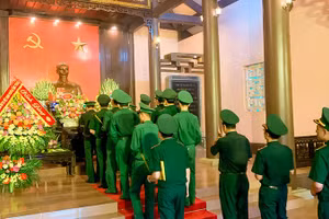 Lực lượng vũ trang Thanh Hóa dâng hương tưởng niệm Bác Hồ.