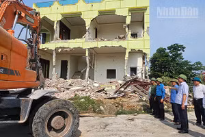 Phường Ngọc Sơn ra quân giải phóng mặt bằng phục vụ thi công tuyến đường bộ ven biển. (Ảnh: MAI LUẬN)