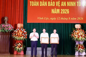Lãnh đạo Ủy ban nhân dân tỉnh Thanh Hóa trao tặng Bằng khen cho nhân dân và cán bộ xã Vĩnh Lộc có thành tích xuất sắc trong phong trào bảo vệ an ninh Tổ quốc. (Ảnh: Công an Thanh Hóa)