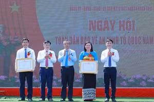 Lãnh đạo tỉnh Thanh Hóa trao tặng Bằng khen cho Nhân dân và cán bộ xã Xuân Thái có thành tích xuất sắc. (Ảnh: Công an Thanh Hóa cung cấp)