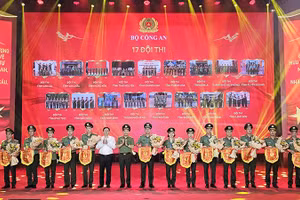 Lãnh đạo Bộ Công an và tỉnh Thanh Hóa trao tặng cờ lưu niệm cho các đội dự thi.