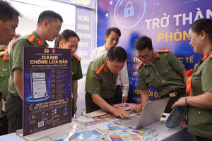 Lãnh đạo Công an tỉnh Thanh Hóa trải nghiệm tiện ích của khoa học, công nghệ, đổi mới sáng tạo và chuyển đổi số. (Ảnh: Công an Thanh Hóa)