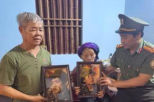 Đại diện đoàn công tác trao ảnh liệt sĩ phục dựng cho gia đình Bà mẹ Việt Nam Anh hùng.