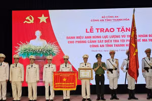 Thừa ủy quyền của Chủ tịch nước, lãnh đạo Bộ Công an trao danh hiệu Anh hùng Lực lượng vũ trang nhân dân cho Phòng Cảnh sát điều tra tội phạm về ma túy, Công an tỉnh Thanh Hóa.