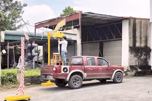 Nhóm nghiên cứu của kỹ sư Lưu Xuân Bình thử nghiệm thiết bị đo đạc thể tích vật liệu trên xe tải.
