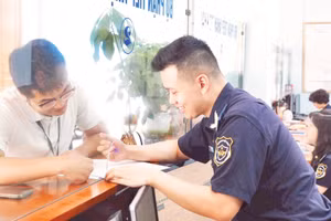 Công chức hải quan hướng dẫn thủ tục hành chính cho doanh nghiệp.