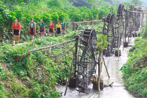 Ngoài phong cảnh, miền tây Nghệ An là nơi còn lưu giữ nhiều nét văn hóa đặc sắc của đồng bào dân tộc thiểu số.