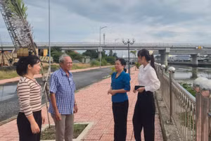Bí thư Chi bộ Ấp 2 Nguyễn Văn Thọ (thứ 2 từ trái sang) cùng cán bộ xã đi kiểm tra dự án bờ kè, chống sạt lở liên quan khoảng 45 hộ dân đã đưa vào sử dụng.