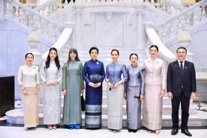 Phu nhân Ngô Phương Ly và Phu nhân Thủ tướng Thái Lan Thananon Charnvirakul (thứ 5 từ trái sang) trong trang phục truyền thống phụ nữ Thái Lan.