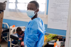 Nhân viên y tế điều trị cho bệnh nhân mắc Ebola tại bệnh viện ở Rwampara, Cộng hòa Dân chủ Congo. (Ảnh: THX/TTXVN)