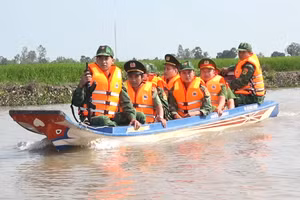 Công an tỉnh An Giang tích cực phối hợp bộ đội biên phòng tăng cường tuần tra biên giới, quản lý chặt địa bàn, phòng ngừa, ngăn chặn, đấu tranh với tội phạm mua bán người. (Ảnh: BỘ CÔNG AN)