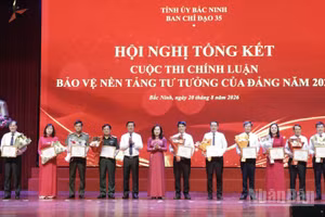 Ban tổ chức khen thưởng 11 tập thể có thành tích xuất sắc trong tổ chức triển khai và tham gia cuộc thi. (Ảnh A.T)