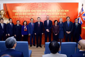 Tổng Bí thư, Chủ tịch nước Tô Lâm và các đại biểu tham dự lễ khánh thành trụ sở mới Đại sứ quán Việt Nam tại Australia. (Ảnh: TTXVN)