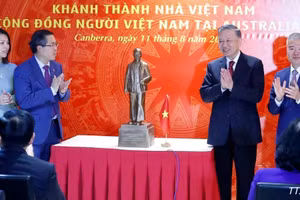 Tổng Bí thư, Chủ tịch nước Tô Lâm tặng bức tượng Chủ tịch Hồ Chí Minh cho Đại sứ quán Việt Nam tại Australia. (Ảnh: TTXVN)