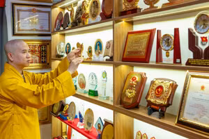 Đại đức Thích Thanh Toàn dành thời gian chăm chút các kỷ vật mỗi ngày. (Ảnh: MỸ HÀ)