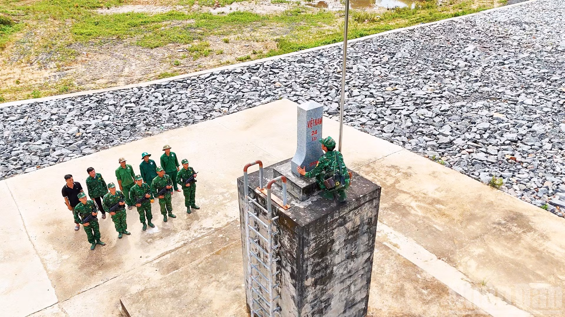 Cán bộ, chiến sĩ Đồn Biên phòng Sê San kiểm tra cột mốc 24
