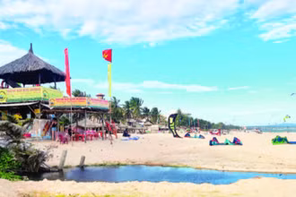 Từ đoạn resort Ca Ty Mui Ne đến Ngoc Bich Bungalow, những “ao” nước đọng lại do hệ thống thải nước của thành phố thoát ra, với từng mảng rêu xanh.