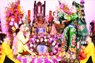 Một cảnh thực hành nghi lễ tín ngưỡng thờ Mẫu tại phường Bắc Sơn.