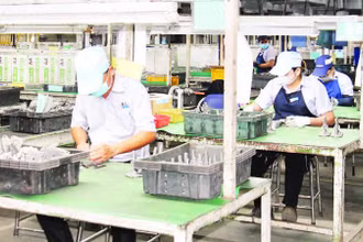 Công nhân làm việc tại Công ty trách nhiệm hữu hạn JUKI (chuyên sản xuất linh kiện máy khâu) tại Khu chế xuất Tân Thuận, phường Tân Thuận, Thành phố Hồ Chí Minh. (Ảnh THẾ ANH)