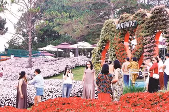 Du khách trải nghiệm xứ ngàn hoa Đà Lạt, tỉnh Lâm Đồng.