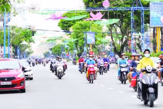 Người dân tham gia giao thông trên đại lộ Hòa Bình, thành phố Cần Thơ.