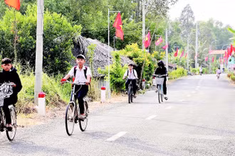 Người dân xã Vĩnh Viễn treo cờ chào mừng Đại hội Đảng bộ xã nhiệm kỳ 2025-2030.