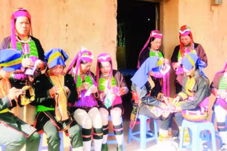 Nghệ thuật may và trang trí trang phục người Dao Thanh Phán ở huyện Ba Chẽ, tỉnh Quảng Ninh.