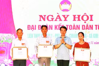 Chủ tịch Ủy ban Mặt trận Tổ quốc tỉnh Hải Dương trao Bằng khen tặng các khu dân cư xã Kim Đính.