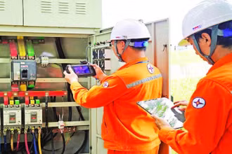 Nhân viên điện lực thành phố Hưng Yên kiểm tra tủ điện bằng camera ảnh nhiệt.