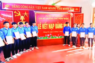 Các học sinh Trường THPT Hưng Nhân (huyện Hưng Hà, Thái Bình) được kết nạp Đảng trong dịp 19/5 vừa qua.