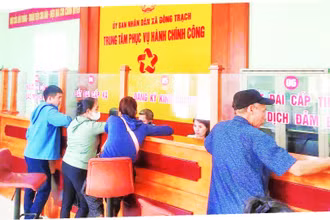 Người dân đến giao dịch tại Trung tâm phục vụ hành chính công xã Đông Trạch, tỉnh Quảng Trị.