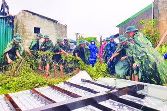 Cán bộ, chiến sĩ Trung đoàn 841 giúp người dân xã Cẩm Trung khắc phục thiệt hại do tố, lốc gây ra.