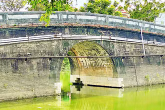 Những vết nứt, bong tróc mắt thường nhìn thấy được, đe dọa sự ổn định cấu trúc công trình các cây cầu vòm bắc qua sông Ngự.