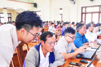 Cán bộ, công chức, viên chức, người lao động tại xã Tu Mơ Rông, tỉnh Quảng Ngãi tích cực tham gia khóa học AI để ứng dụng vào công việc hằng ngày.